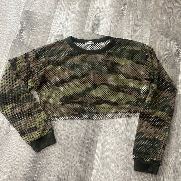 ✨free w any item✨ Mesh Camo Crop Top - Picture 1 of 2
